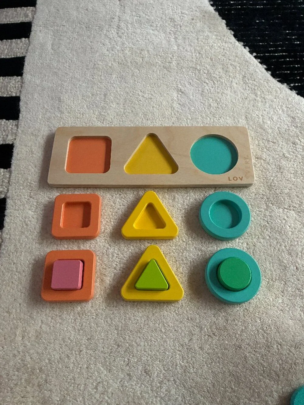 LOVEVERY GEO SHAPES WOODEN PUZZLE-THE REALIST PLAY KIT-EUC!